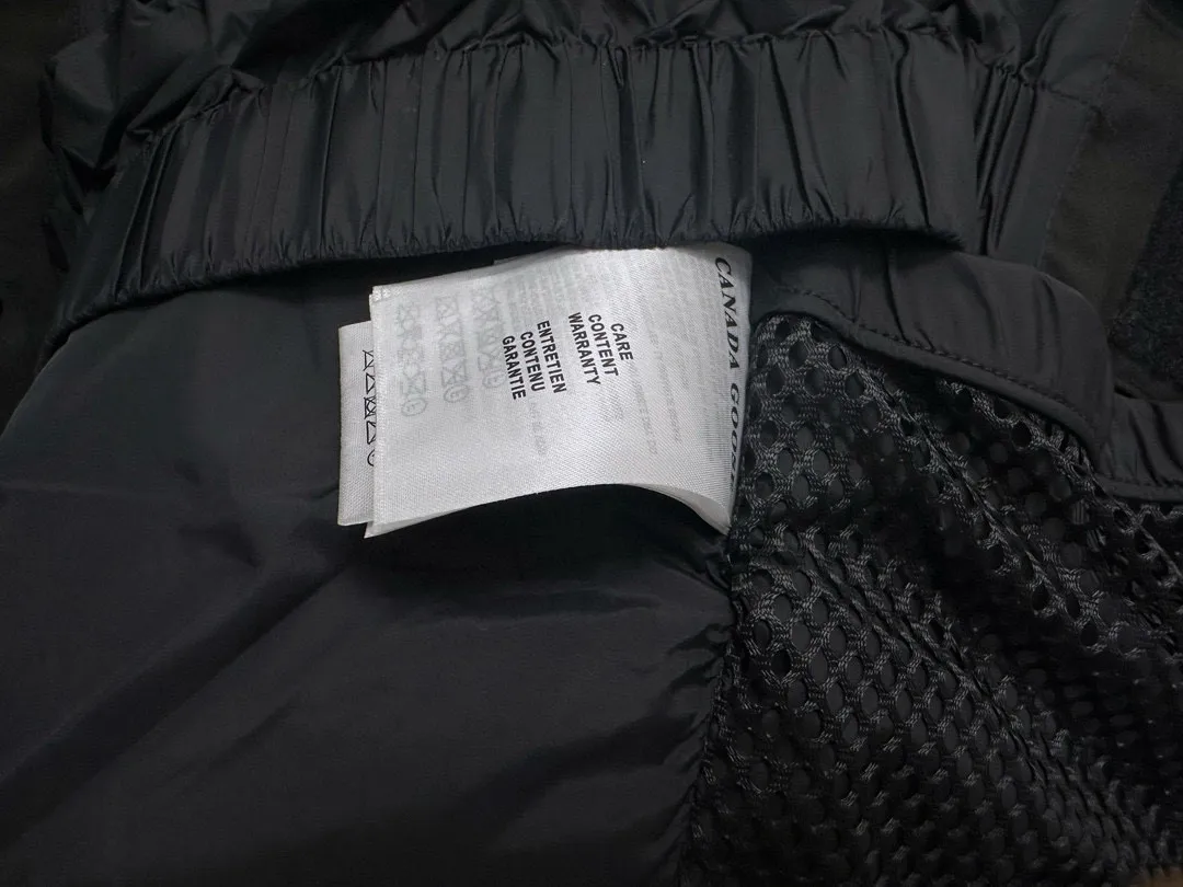 P780 top purchasing version black (wolf hair quality optional) 🇨🇦CANADA GOOES 24 new models 08/couple models Factory direct supply: supplying global purchasing agents, micro-businesses, entities, Tmall, high-end stalls and studio cooperation, free shipping! Canada Goose Expedition Parka 2008 is the same style for men and women. It is mid-length and the most timeless classic. All Arctic and Antarctic scientific expedition teams choose Canada Goose as their cold-proof equipment. It is the Rolls-Royce of down jackets. ➖ Industry-leading anti-counterfeiting chip sensing. ➖ Imported Behringer embroidery machines and customized embroidery labels, the highest level and industry leading. ➖ Imported Korean 21-count polyester-cotton blended original fabric, TC85 waterproof coated fabric, water-repellent, windproof and wear-resistant. ➖ The new national standard 80 white duck down is filled with an average of 520 grams of down. The amount of down filled is industry-leading. ➖ 100% nylon lining with double double-layer sealing design to prevent velvet running, and seamless thread design on the cuffs! ➖ Western Canadian Green Wolf Collar. ➖ Yoshida YKK provides original factory-customized electroplated sliders. YKK two-way lockable zippers are tight and smooth and do not peel off paint. ➖ 3M composite Velcro is durable and the accessories and hardware are all custom-made. Note: Our copywriting is only simple and clear. Instead of bragging about the copywriting, it is better to compare and understand with samples. Only for the purest goose, the most dedicated, the most professional, the highest quality, the highest cost performance!  Size:XS-XXL